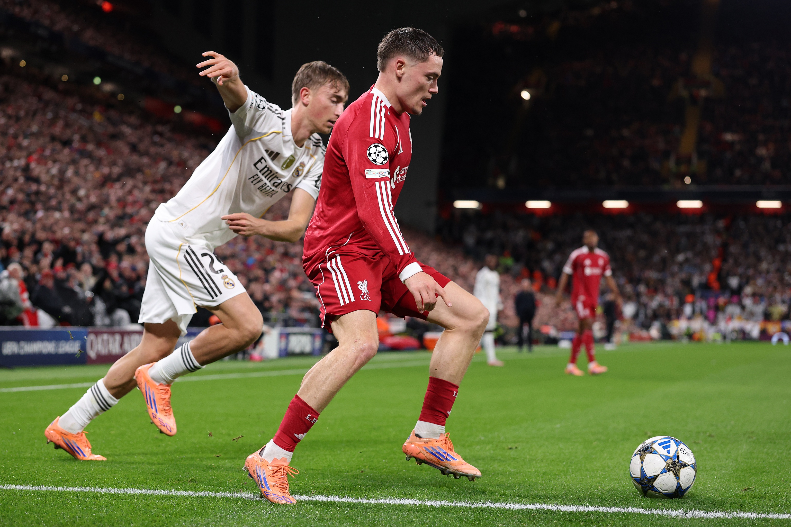 Florian Wirtz dribble devant Dean Huijsen.