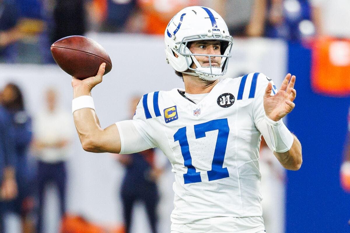 Colts QB Daniel Jones jouant à travers un os cassé à la jambe