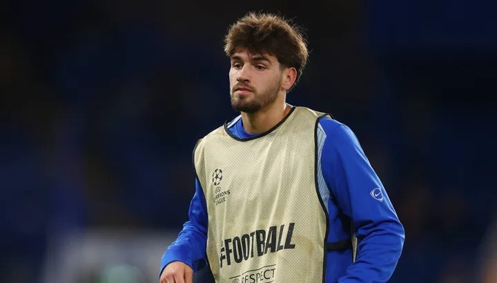L'entraîneur-chef de Chelsea, Enzo Maresca, donne des conseils à Marc Guiu avant la confrontation en Ligue des champions de Barcelone
