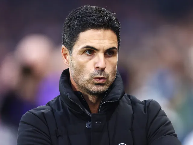 Le manager d'Arsenal, Mikel Arteta, se rend dans sa zone technique le 18 octobre 2025