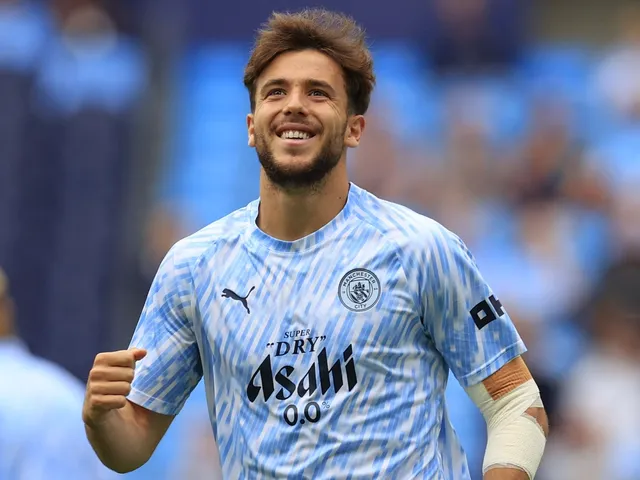 Nico Gonzalez de Manchester City lors de l'échauffement du 23 août 2025