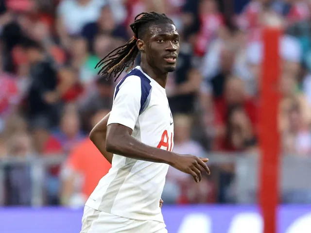 Yves Bissouma de Tottenham Hotspur le 7 août 2025