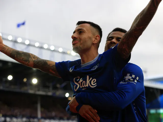 Dwight McNeil et Iliman Ndiaye d'Everton célèbrent le 28 septembre 2024