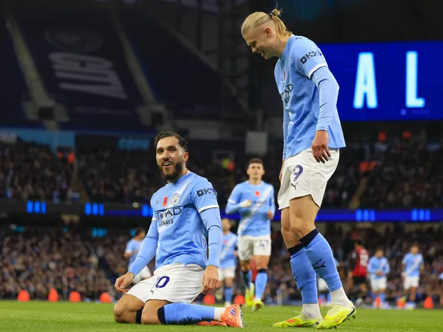 Rayan Cherki de Manchester City en fête avec Erling Haaland le 2 novembre 2025