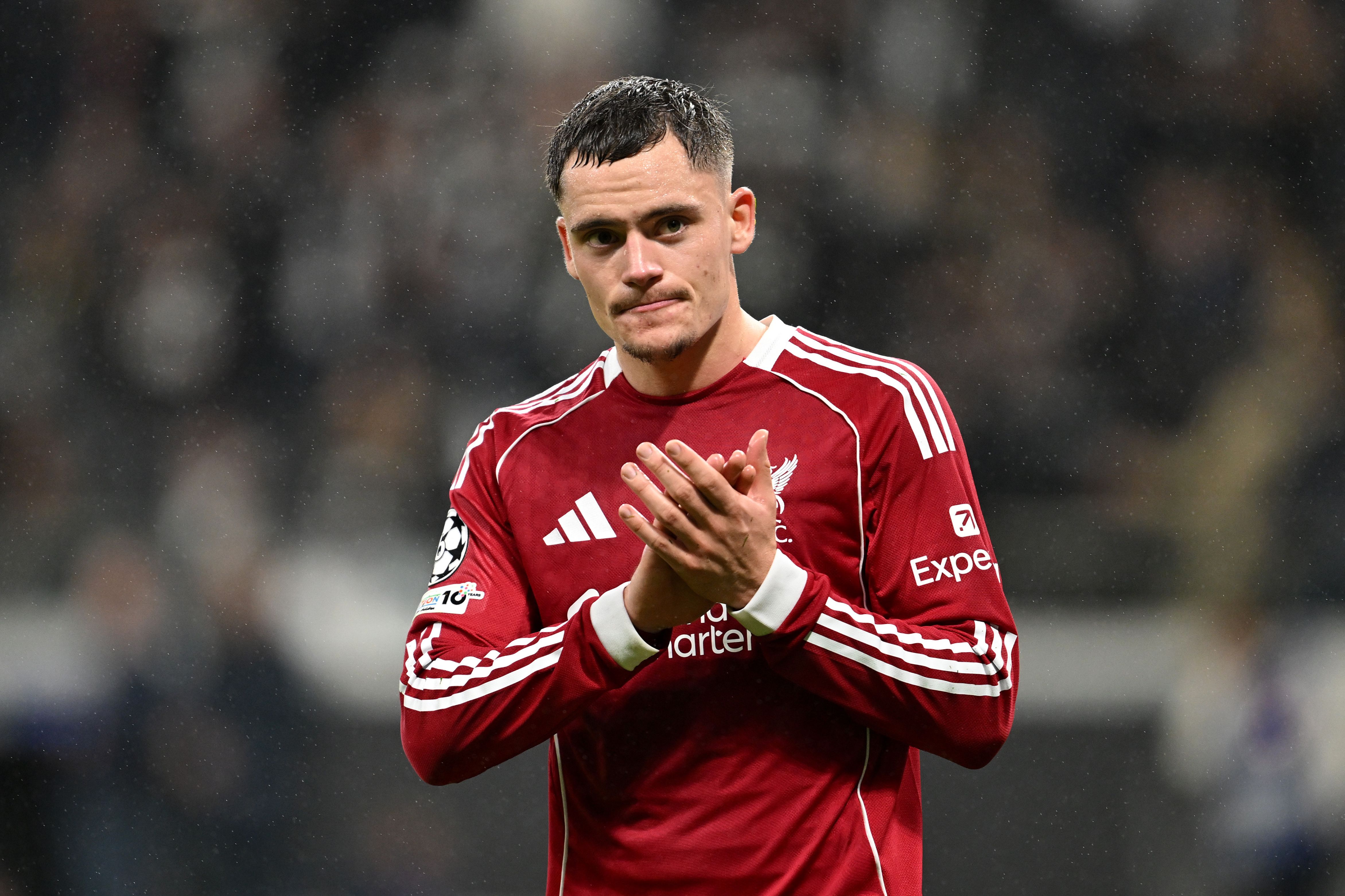 Florian Wirtz applaudit les supporters de Liverpool à Francfort