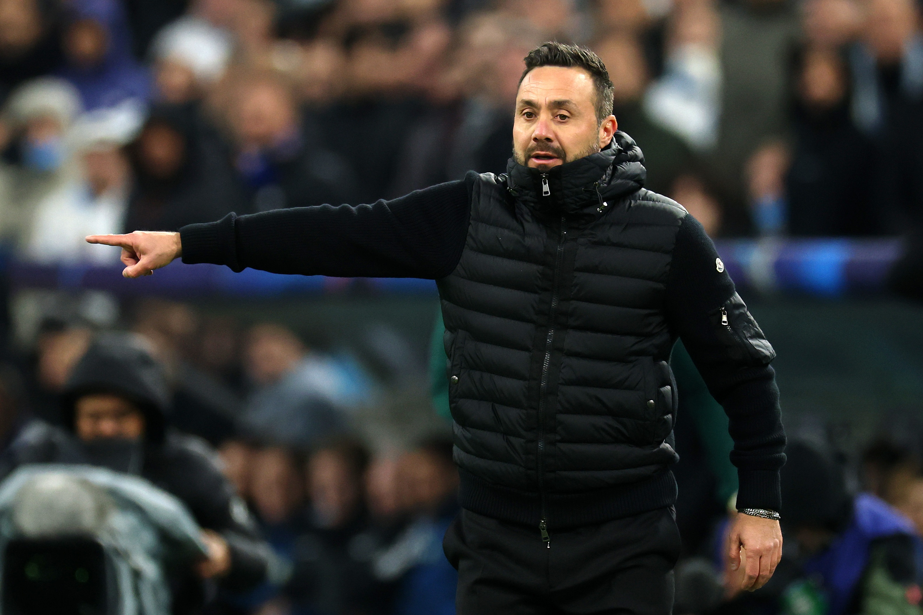 Roberto De Zerbi montre sa droite.