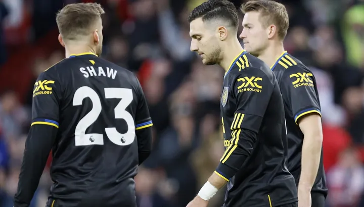 Nouvelles du transfert de Man Utd: le Real Madrid choque le défenseur alors que les Red Devils « discutent » de la vente 2026