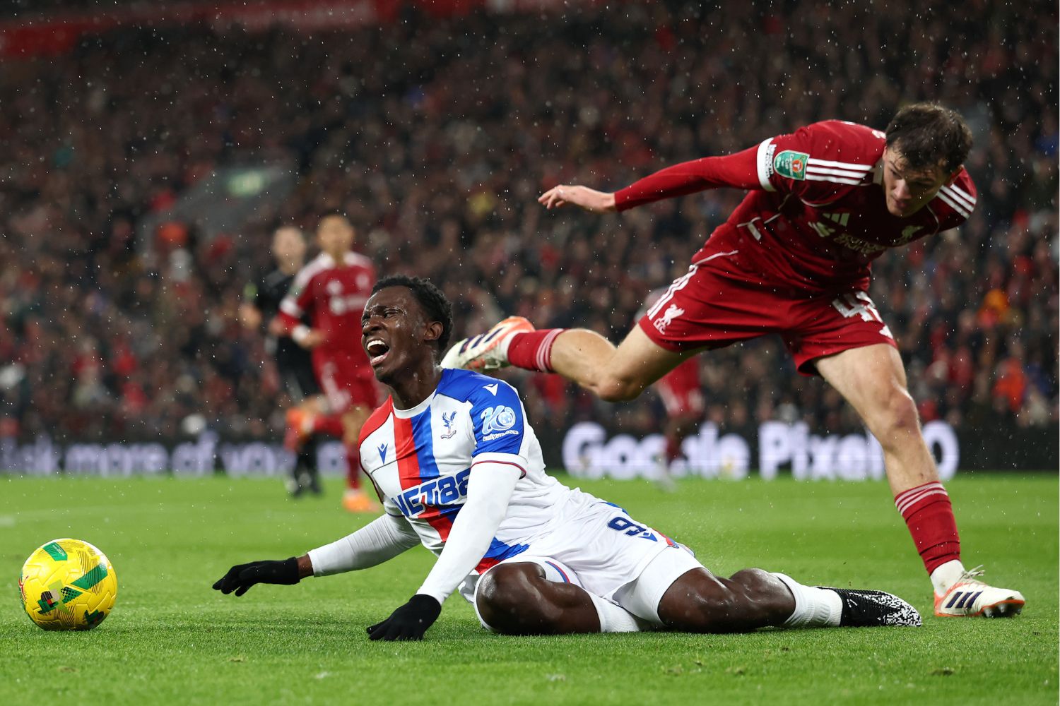Calvin Ramsay en action contre Crystal Palace