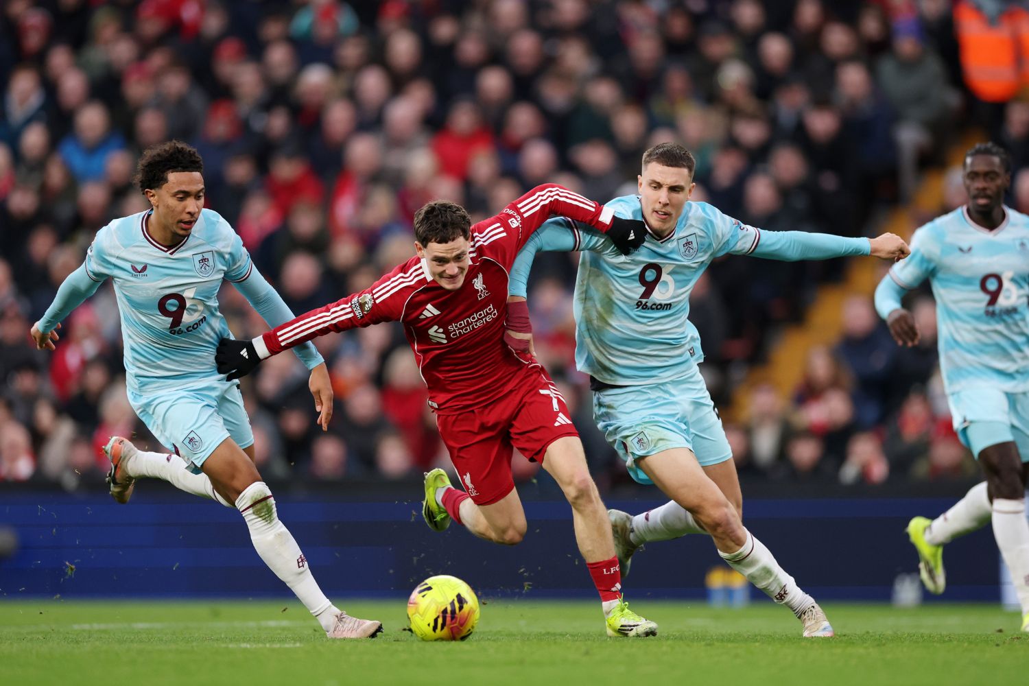 Florian Wirtz de Liverpool est défié par Bashir Humphreys et Maxime Esteve de Burnley