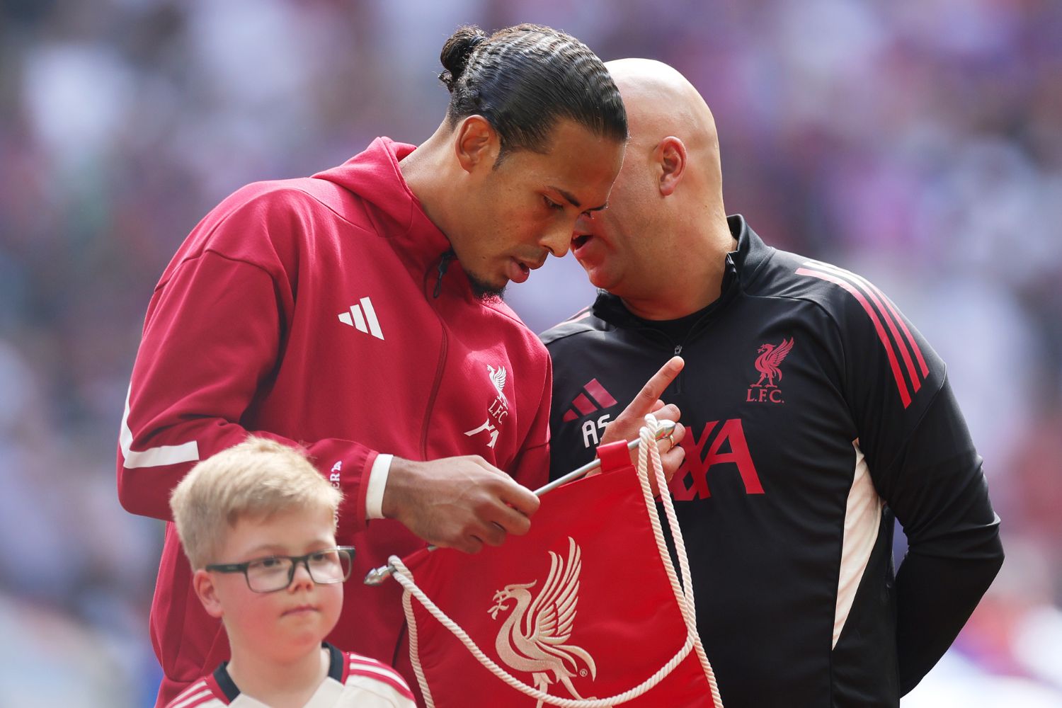 Virgil van Dijk s'entretient avec Arne Slot