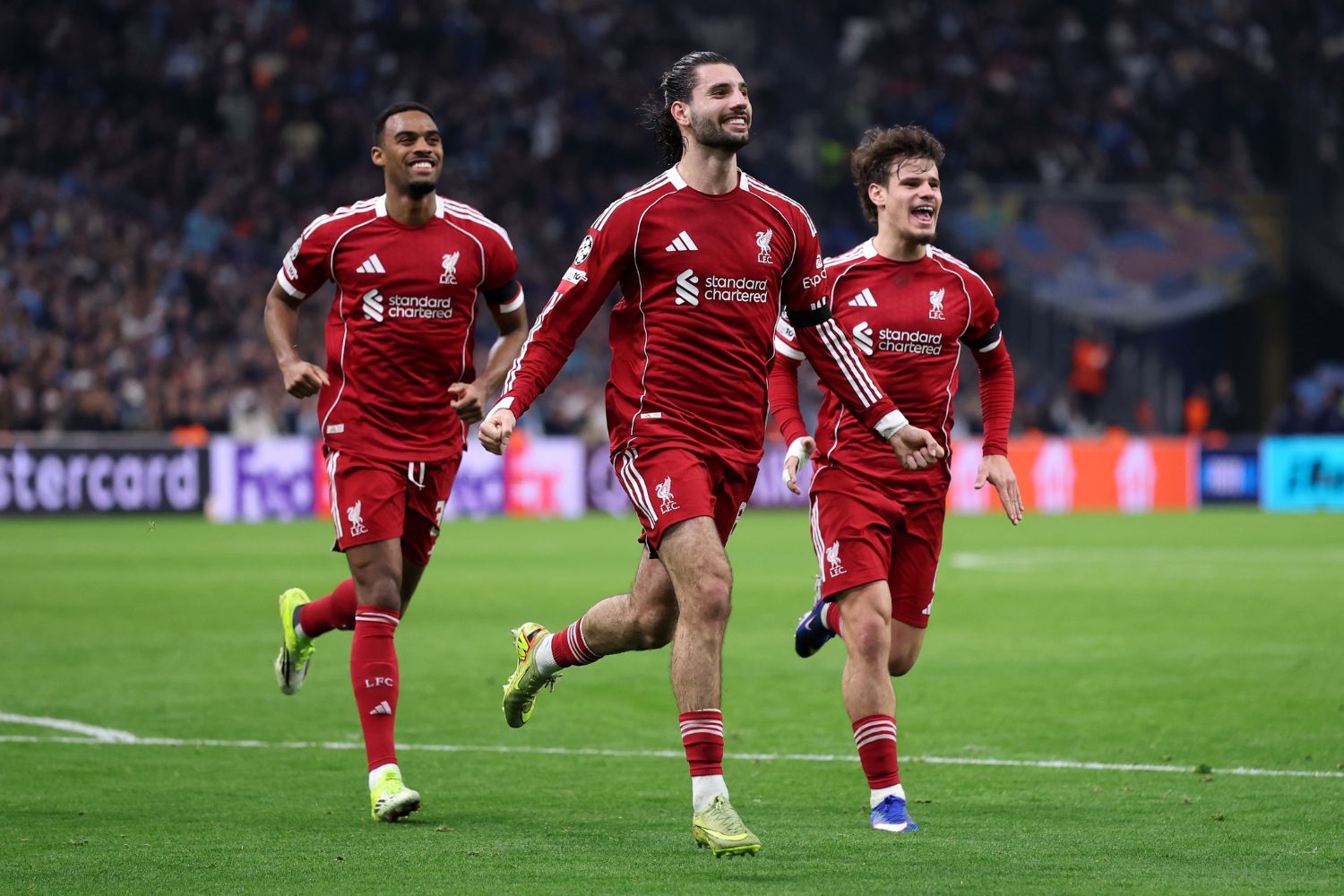 Dominik Szoboszlai de Liverpool célèbre le premier but de son équipe lors du match MD7 de la phase de ligue 2025/26 de l'UEFA Champions League entre l'Olympique de Marseille et Liverpool