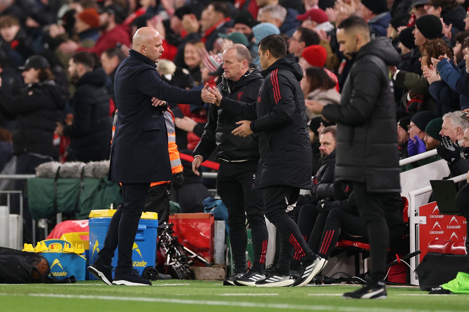 Arne Slot avec le staff de Liverpool après avoir battu Barnsley
