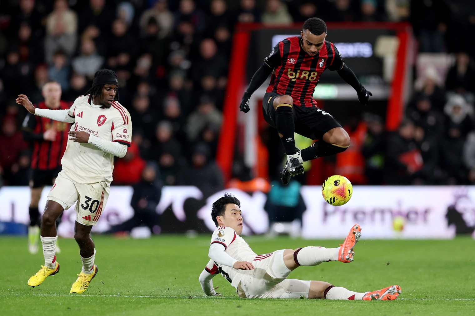 Wataru Endo a été poussé à l'action en tant que défenseur central d'urgence lors de la défaite de Liverpool contre Bournemouth.