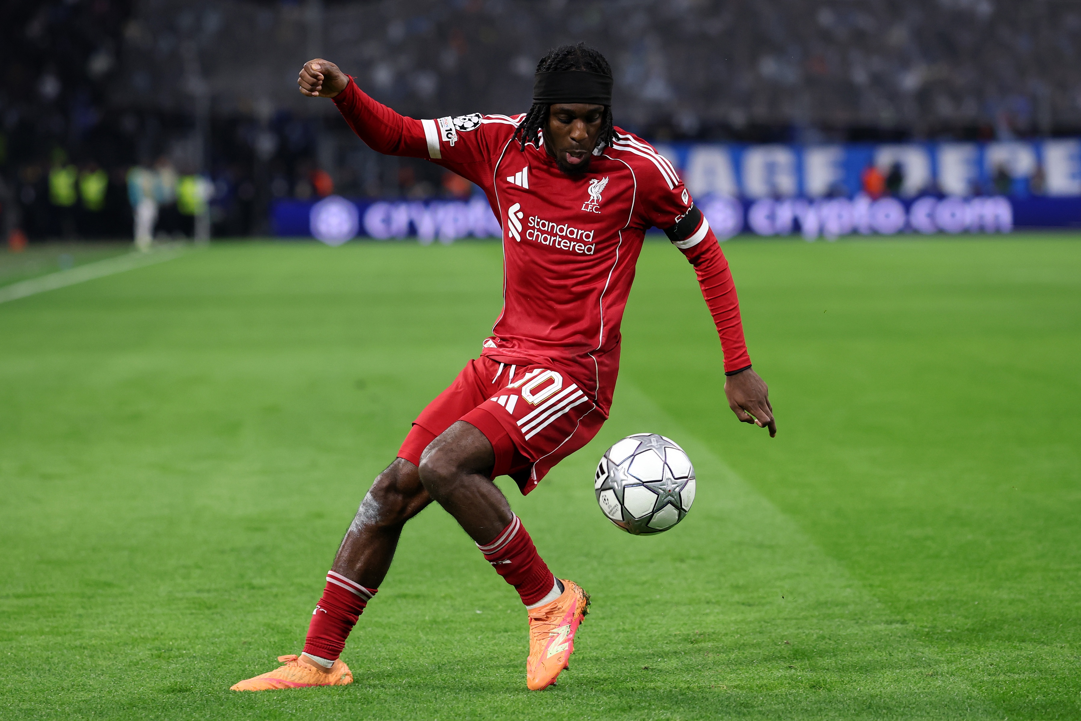 Jérémie Frimpong contrôle un ballon de football lors d'un match de Liverpool.