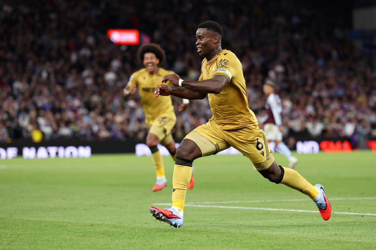Marc Guehi célèbre son but pour Crystal Palace
