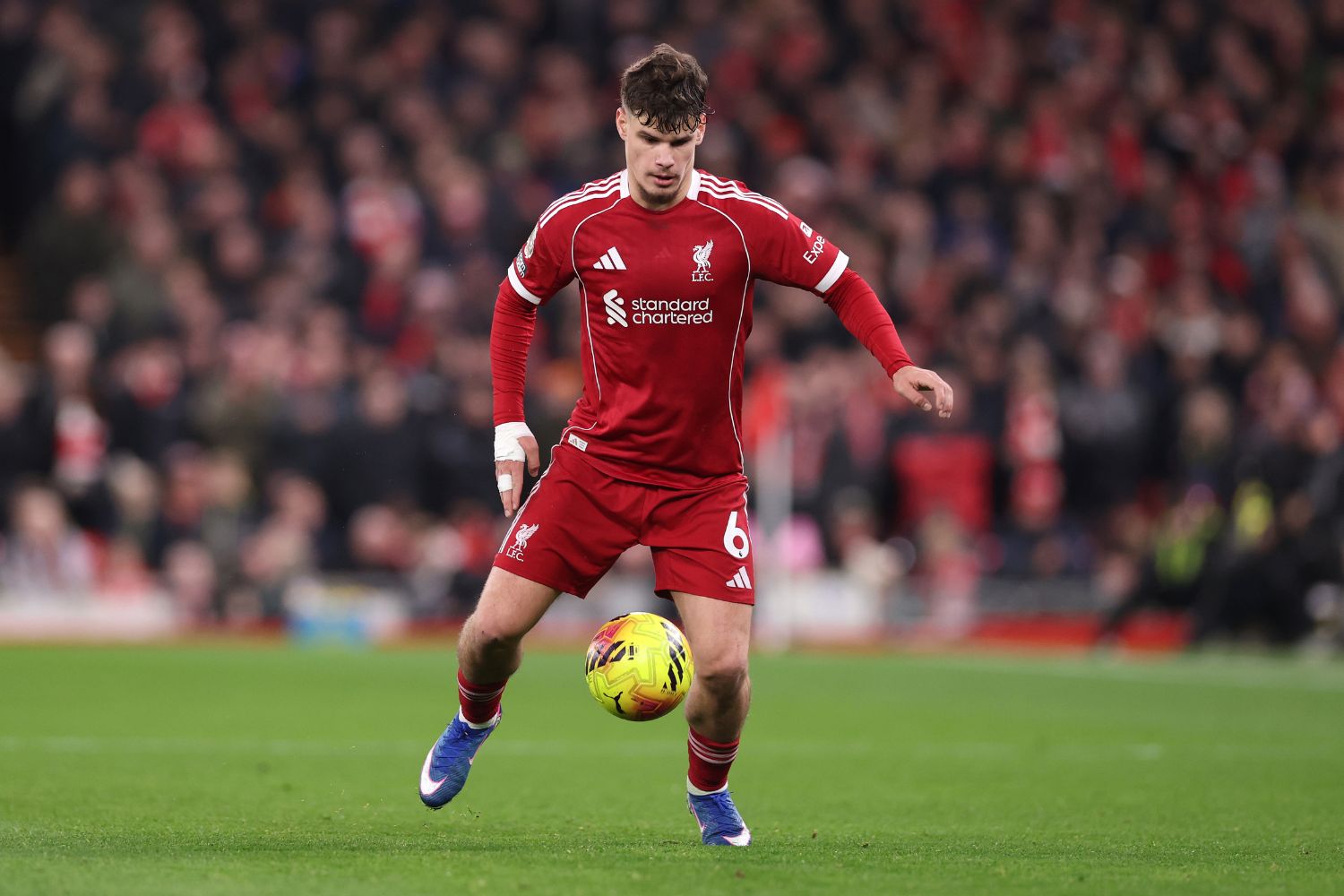 Milos Kerkez joue contre Newcastle