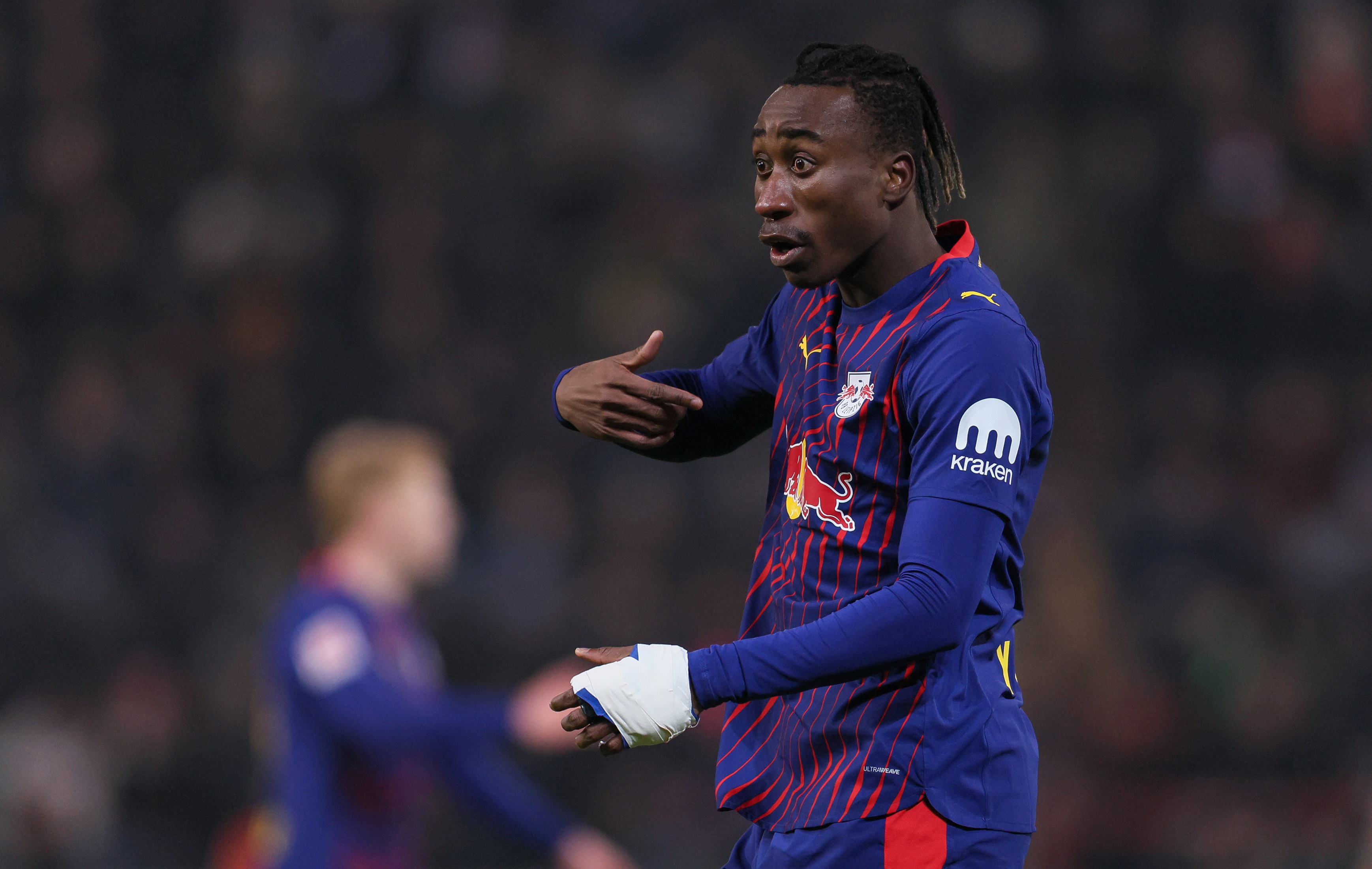 Yan Diomandé se fait un geste d'une main.