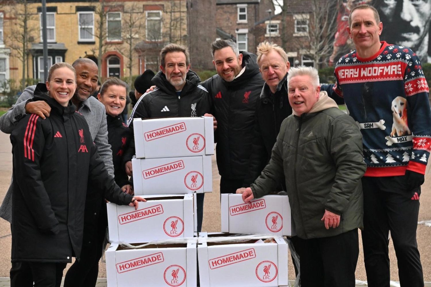 Le personnel de la Fondation LFC et Liverpool Legends livrent des paniers de Noël