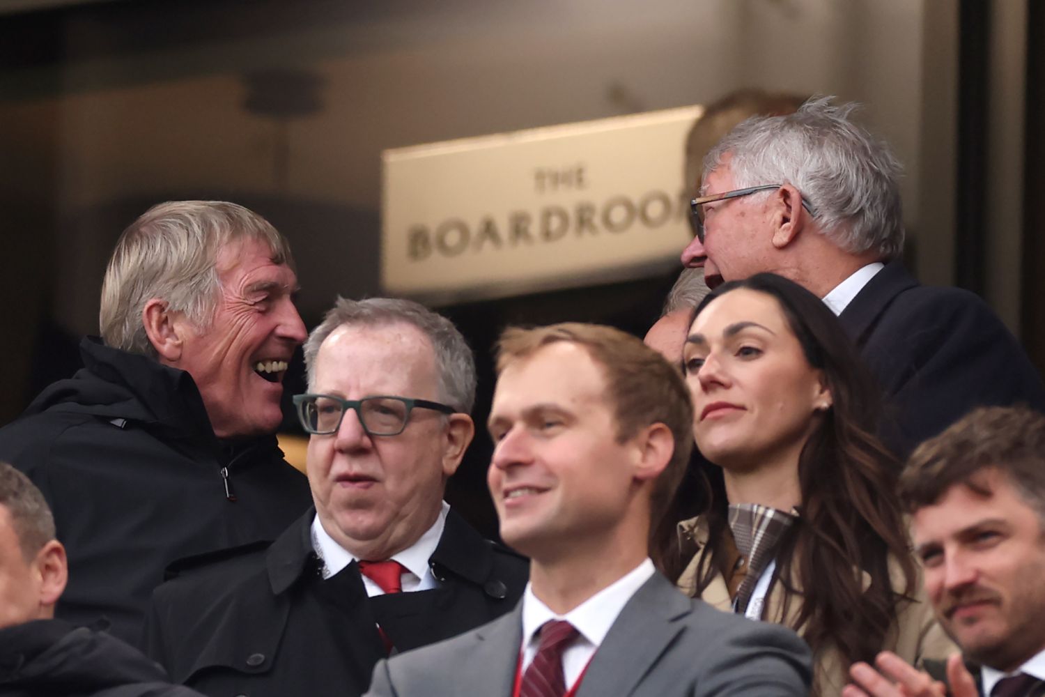 Kenny Dalglish et Alex Ferguson interagissent avant le match de Premier League entre Liverpool et Manchester United