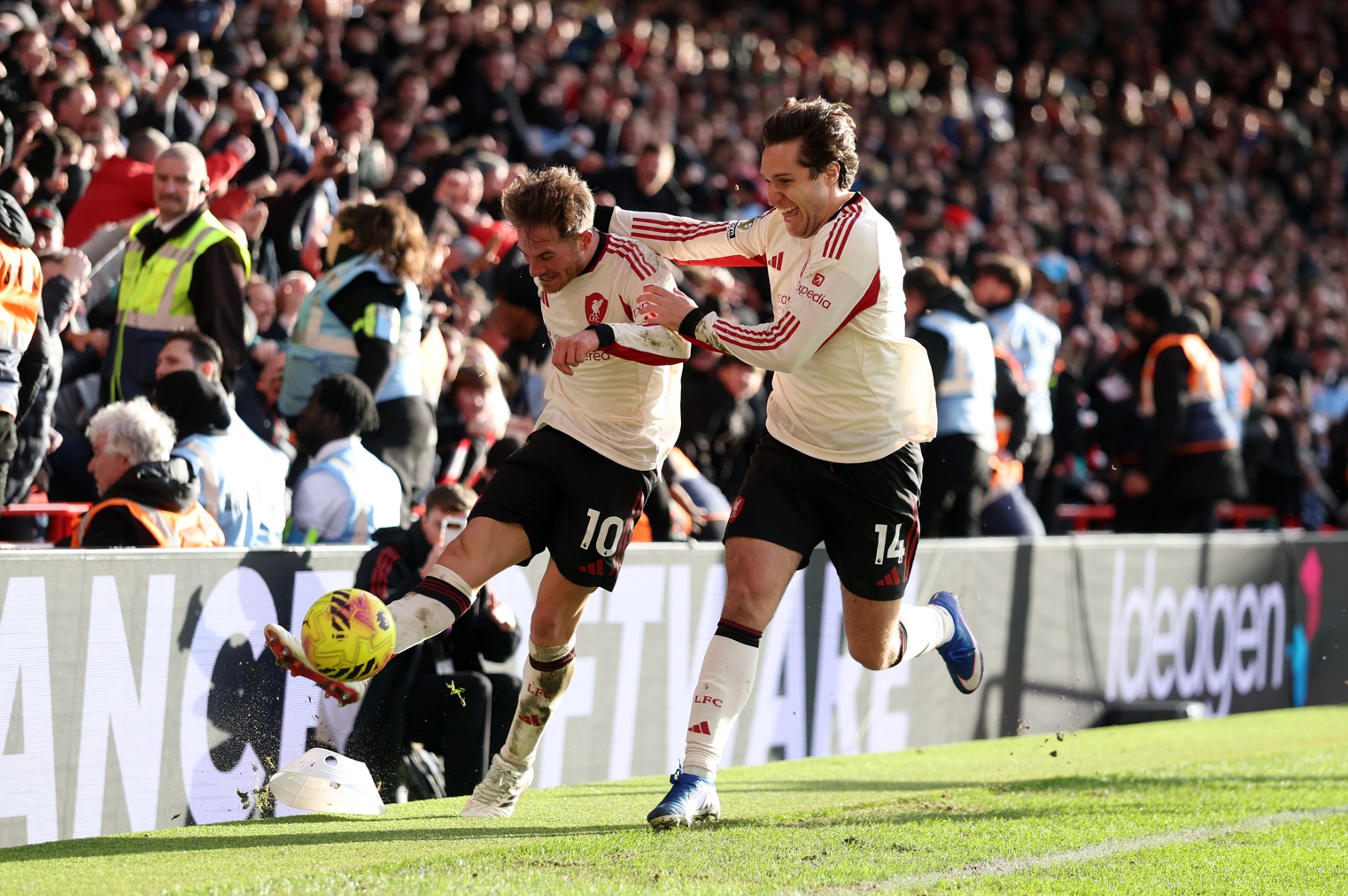 Alexis Mac Allister lance un ballon de célébration aux côtés de Federico Chiesa après avoir marqué le vainqueur de Liverpool contre Nottingham Forest