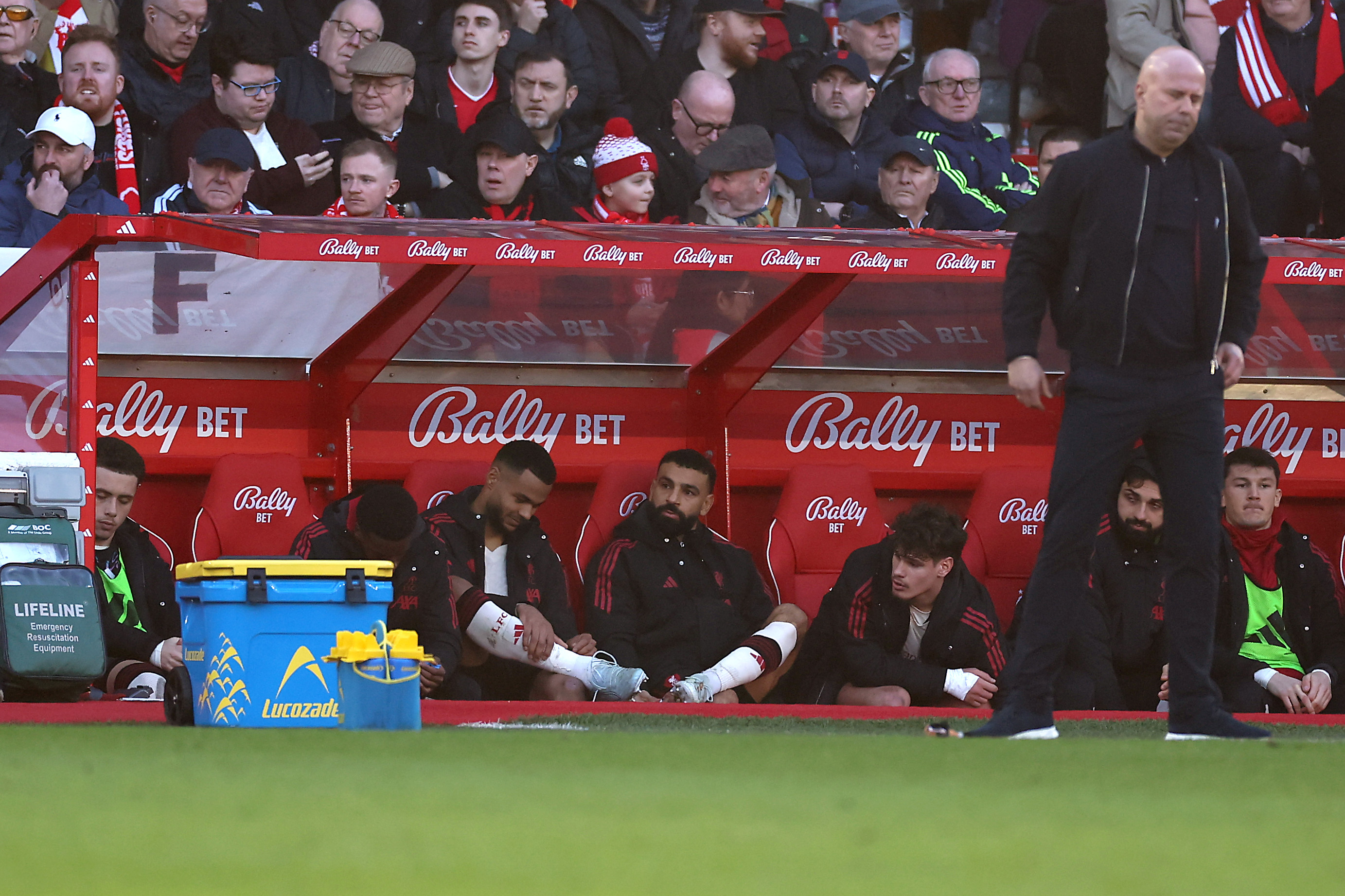 Mo Salah regarde depuis le banc des remplaçants après avoir été éliminé lors de la victoire de Liverpool à Nottingham Forest