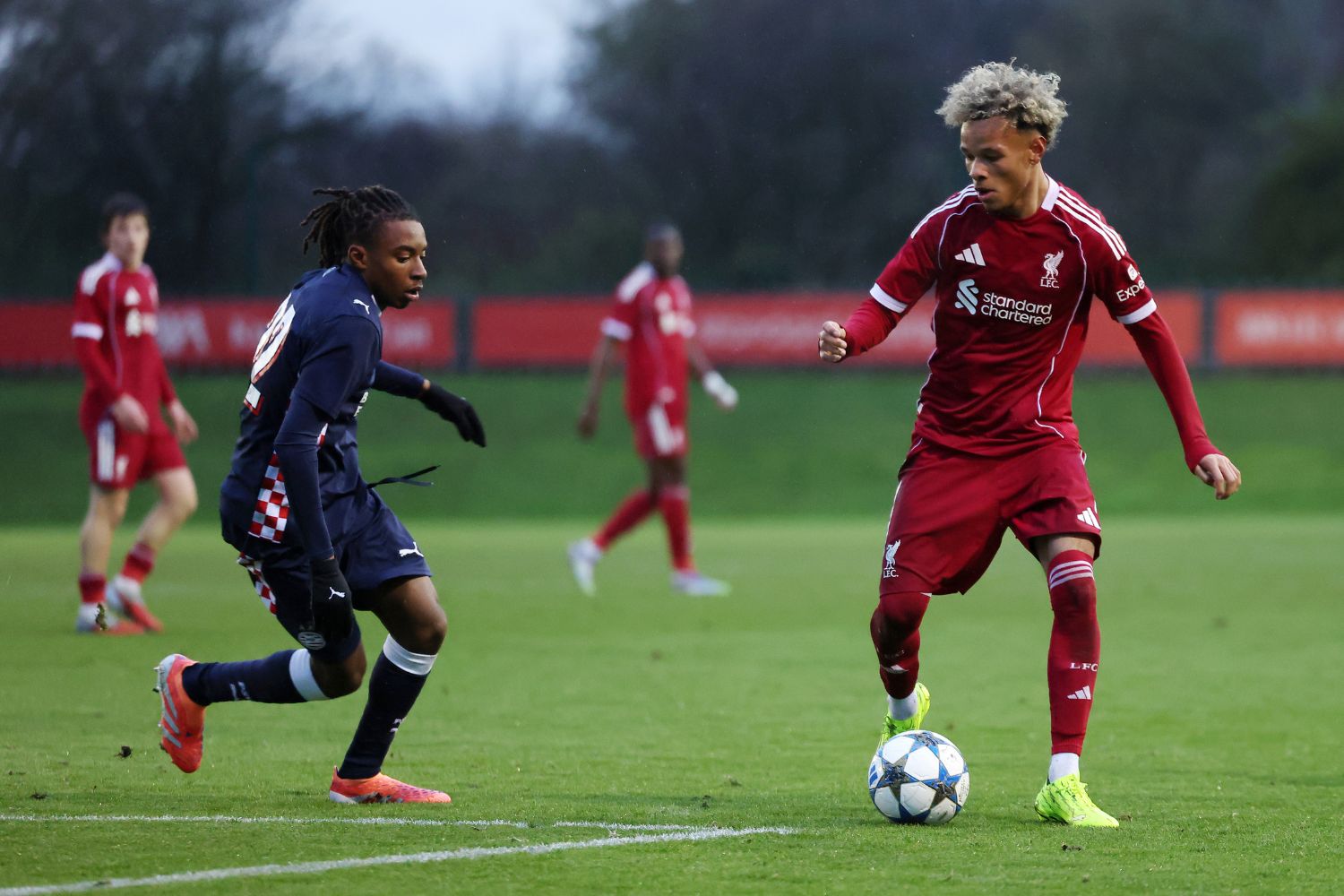 Trent Kone-Doherty de Liverpool contrôle le ballon sous la pression de Yani Jason Miguel du PSV Eindhoven 