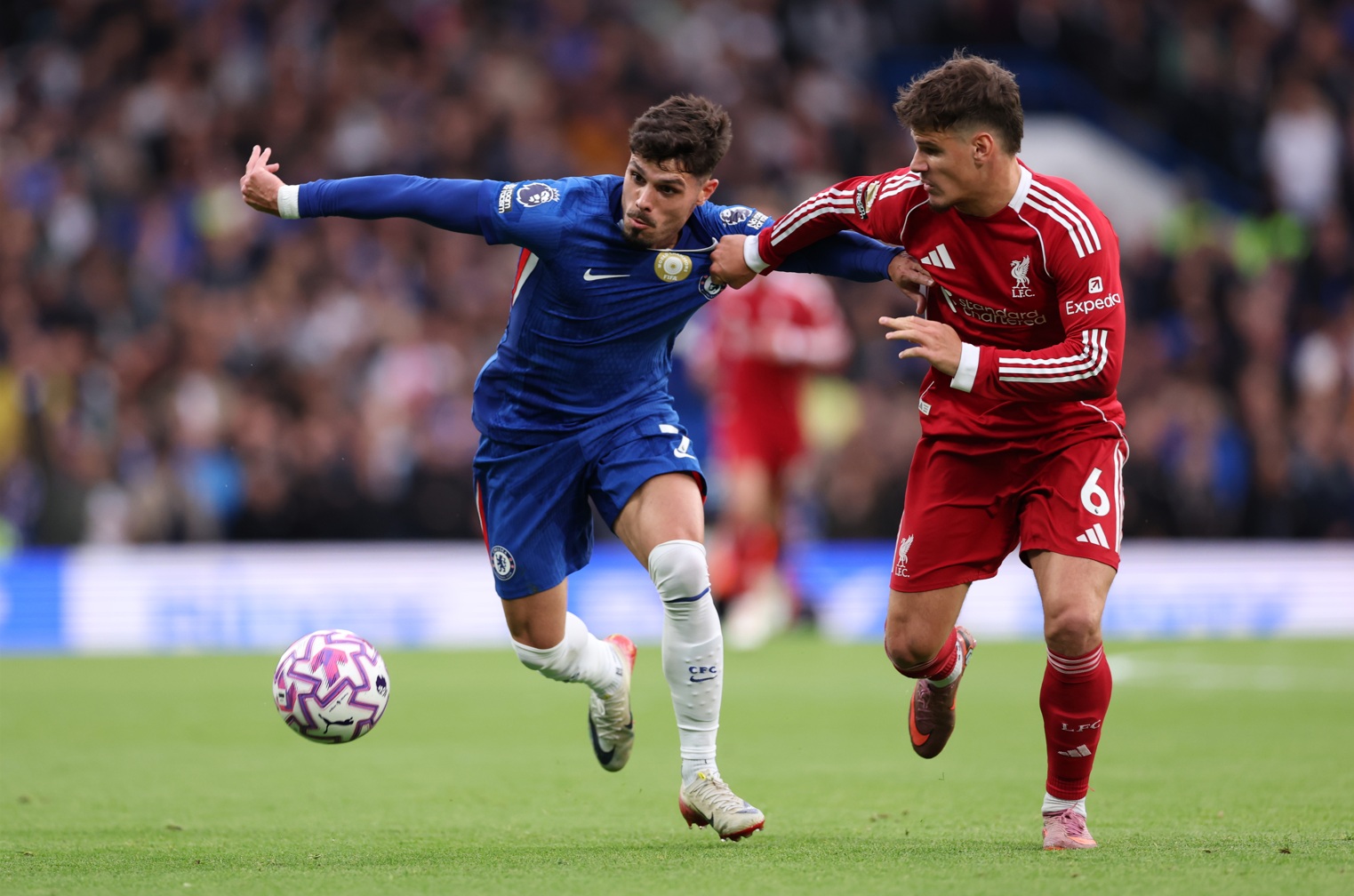 Pedro Neto et Milos Kerkez se disputent la possession