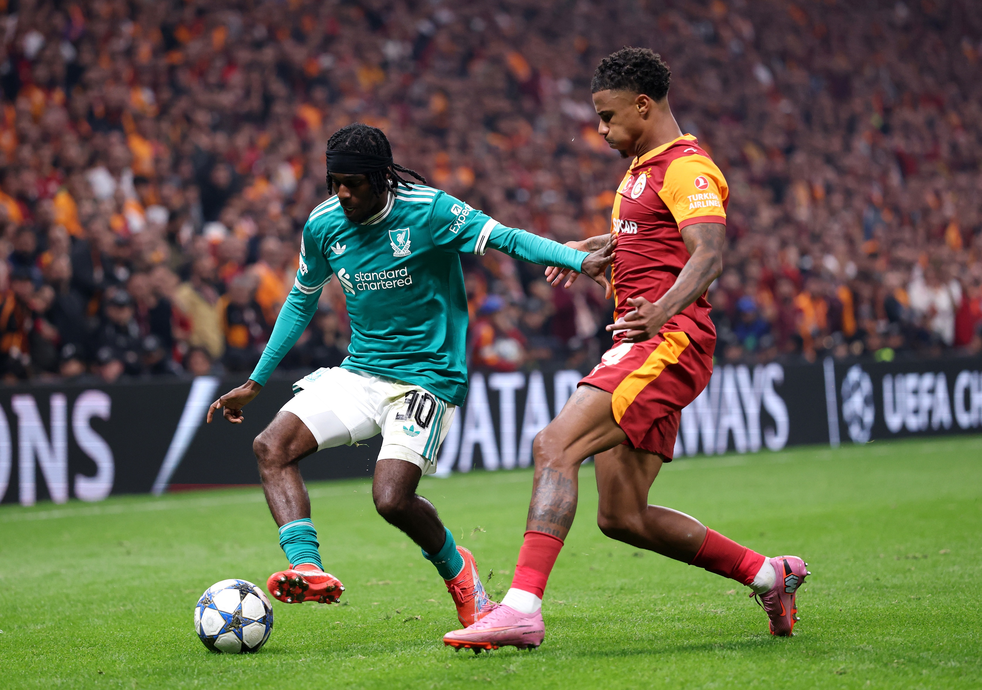 Jérémie Frimpong retient Ismail Jakobs tout en contrôlant le ballon.