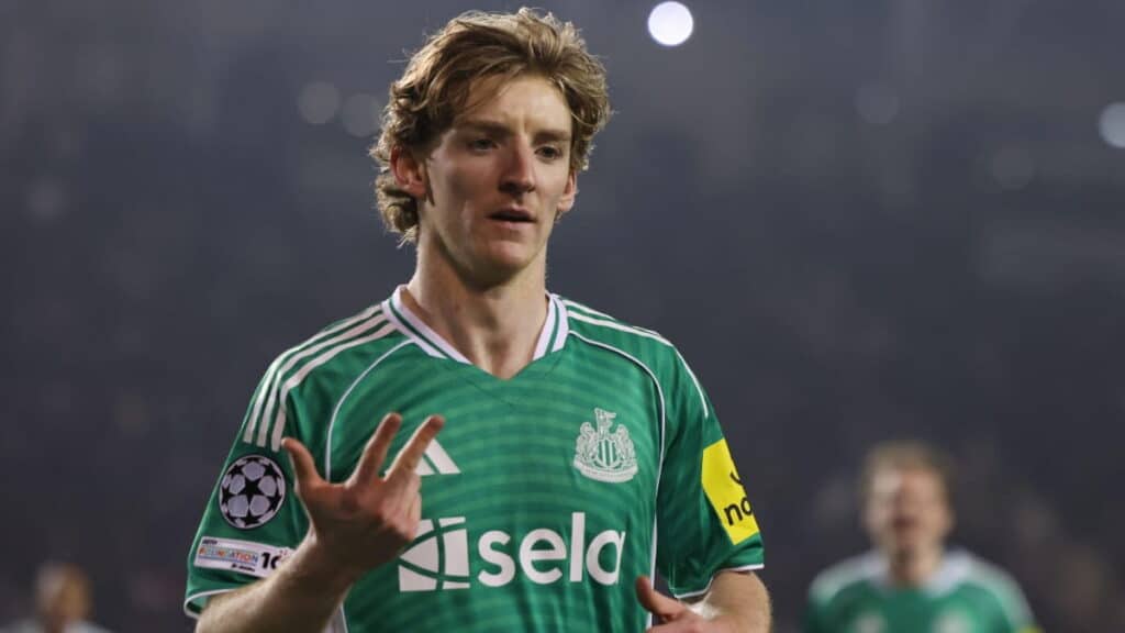 Anthony Gordon célèbre un but pour Newcastle en Ligue des Champions