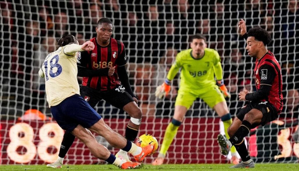 Jack Grealish marque pour Everton contre Bournemouth.