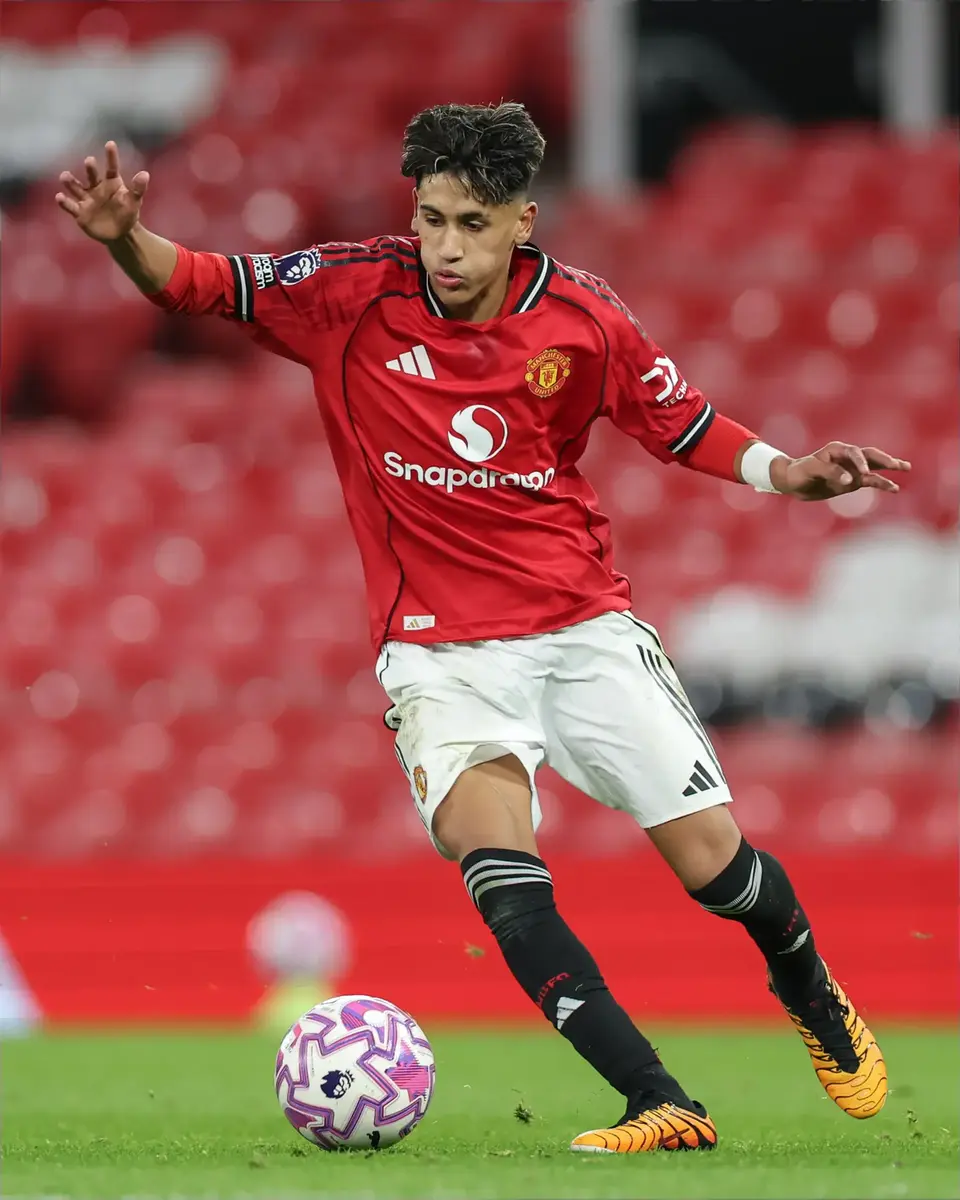 JJ Gabriel : Steve Holland ne peut s'empêcher de se réjouir de la superstar adolescente - Man United News And Transfer News