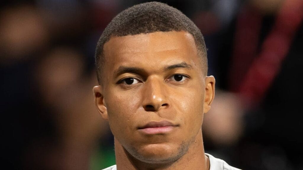 Kylian Mbappé joue au football pour le Real Madrid