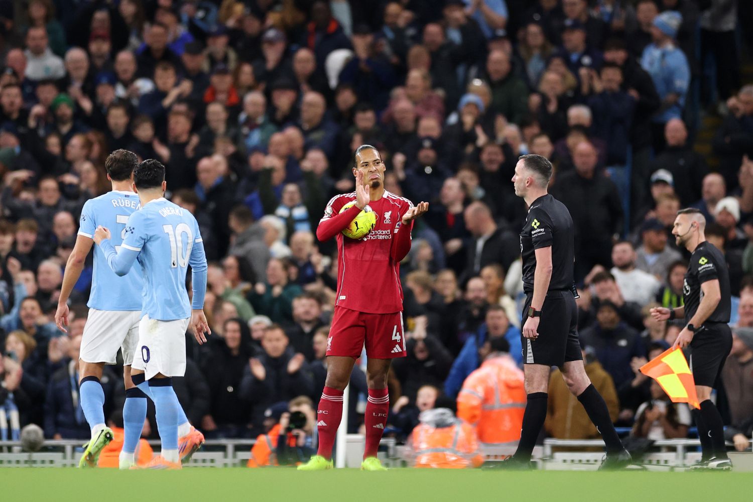 Virgil van Dijk de Liverpool réagit envers l'arbitre Chris Kavanagh