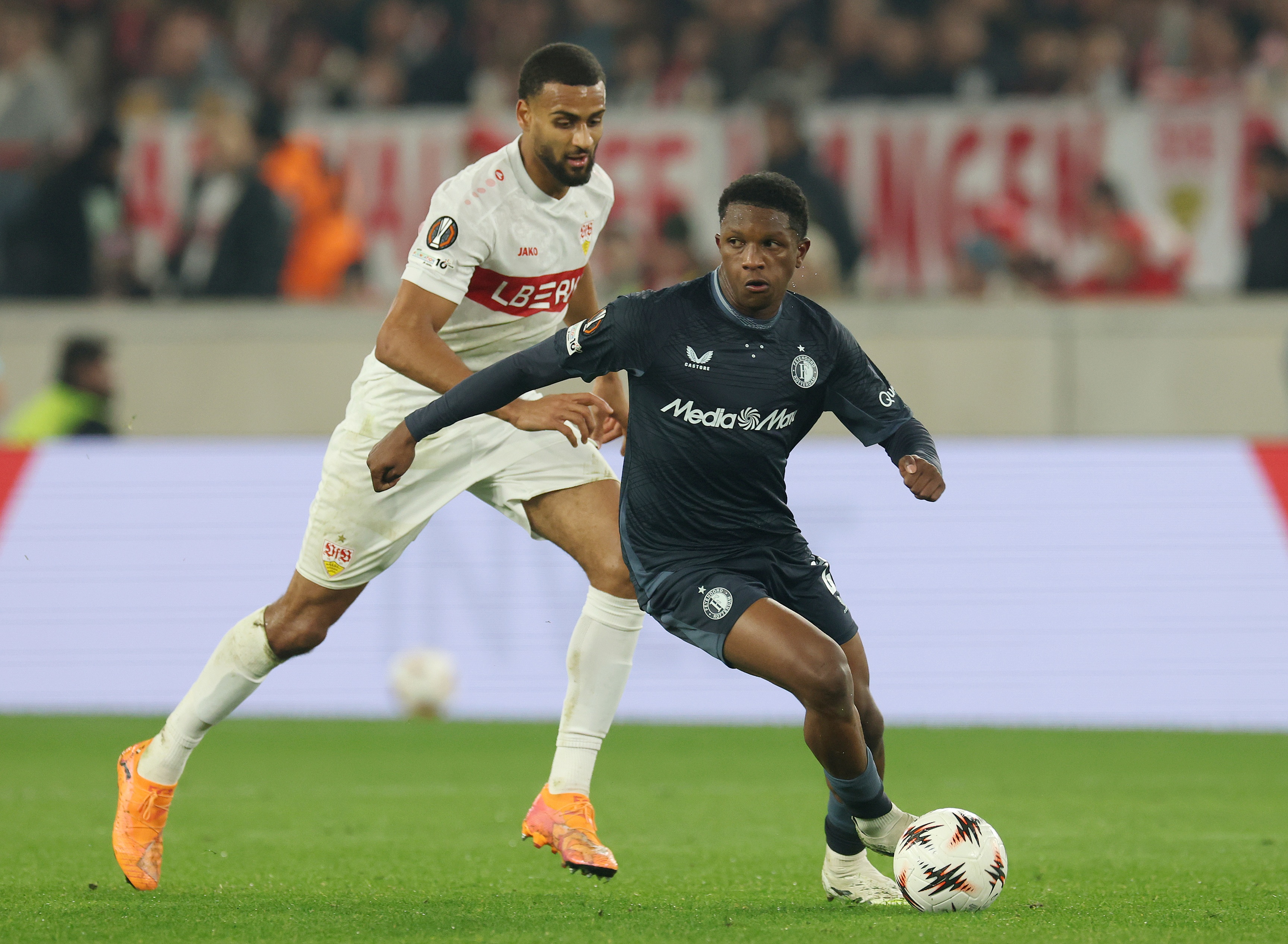 Givairo Read dribble avec le ballon pendant le match de Feyenoord.