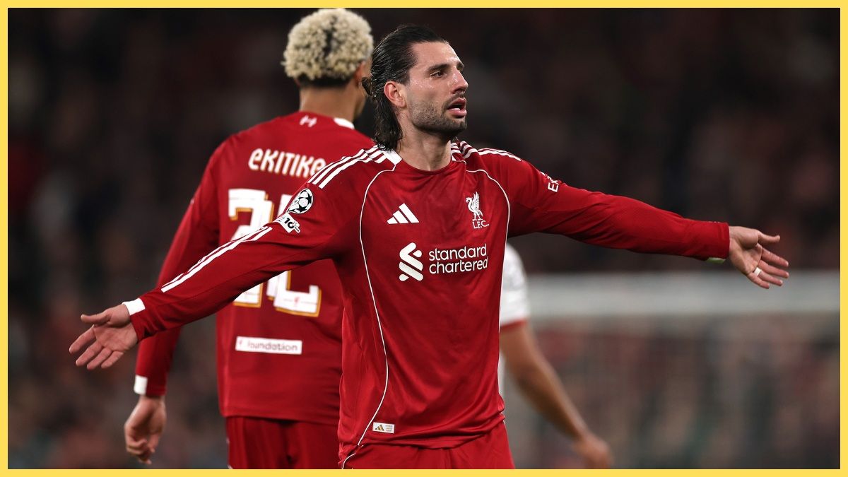 Dominik Szoboszlai tend les bras en signe de célébration.