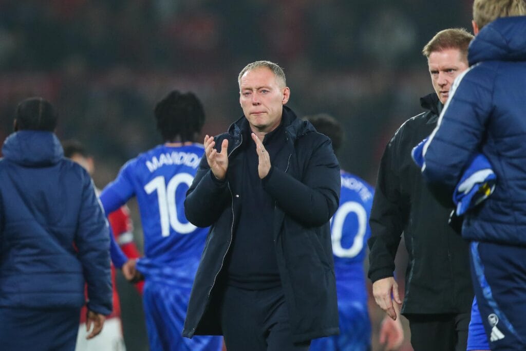 Steve Cooper accusé d'avoir abandonné un joueur en raison du choc des séries éliminatoires de la Coupe du monde avec le Pays de Galles