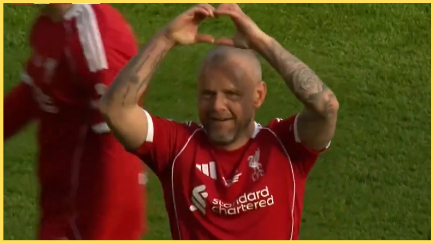 Jay Spearing célèbre son but lors du match Liverpool Legends