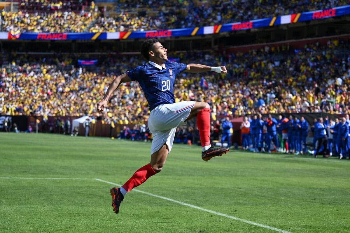 Doué assure un doublé pour une victoire facile des Bleus