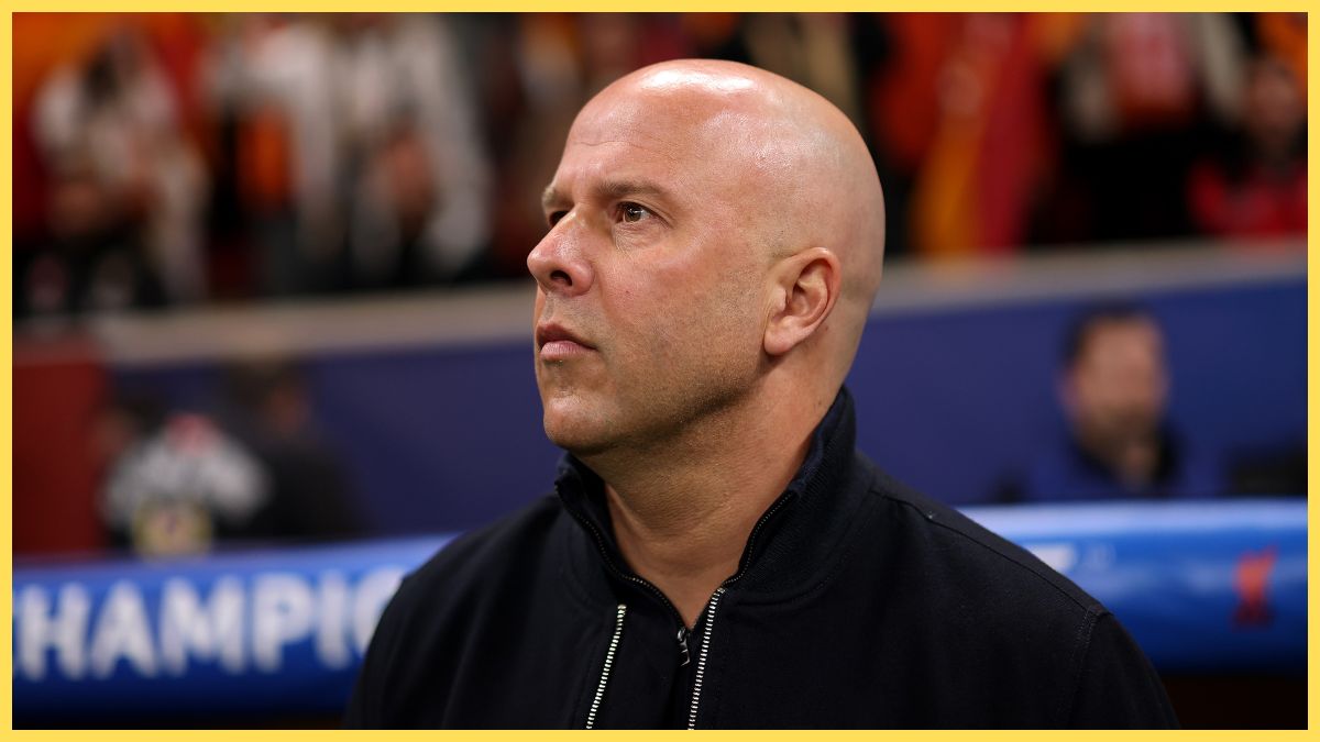 Arne Slot, directeur de Liverpool, regarde lors du match aller de la Ligue des Champions 2025/26 de l'UEFA entre Galatasaray SK et Liverpool