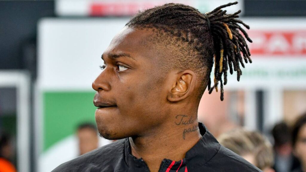 L'attaquant de l'AC Milan Rafael Leao joue au football