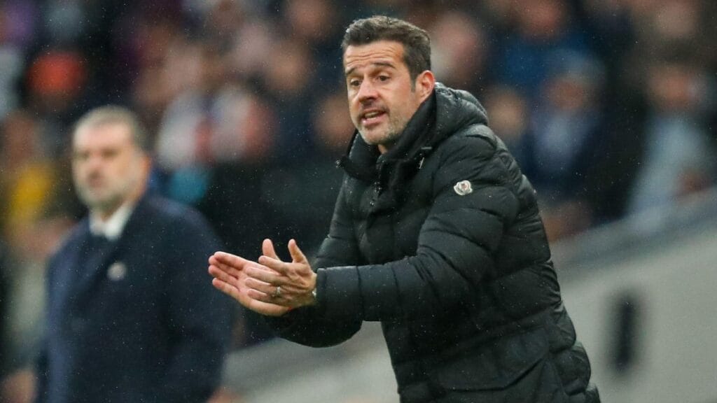 Le patron de Fulham, Marco Silva, encourage son équipe