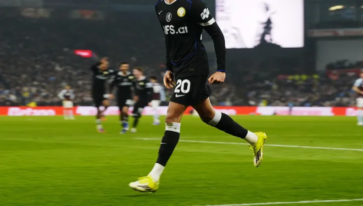 Résultats et résumé de la Premier League de mercredi : Pedro propulse Chelsea vers une victoire vitale alors que la frappe de Saka vole la victoire à Arsenal