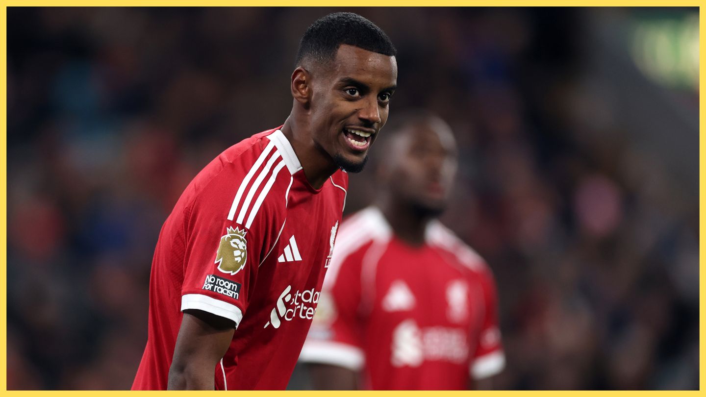 Alexander Isak regarde pendant le match de Liverpool.