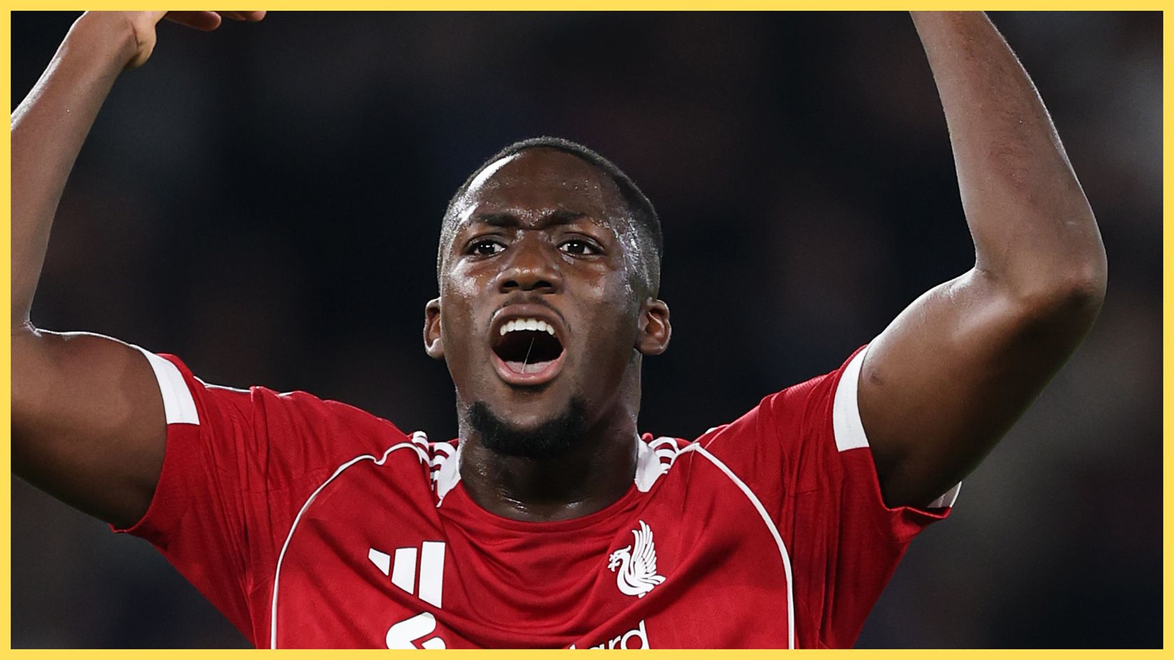 Ibrahima Konate crie et lève les bras pendant le match de Liverpool.