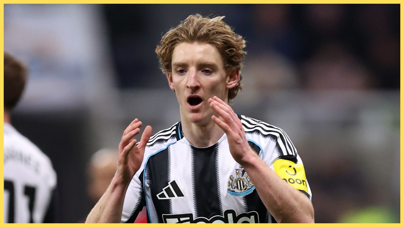 Anthony Gordon tend les mains sous le choc lors du match de Newcastle.