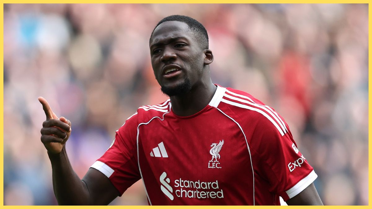 Ibrahima Konate lève le doigt lors du match de Liverpool.