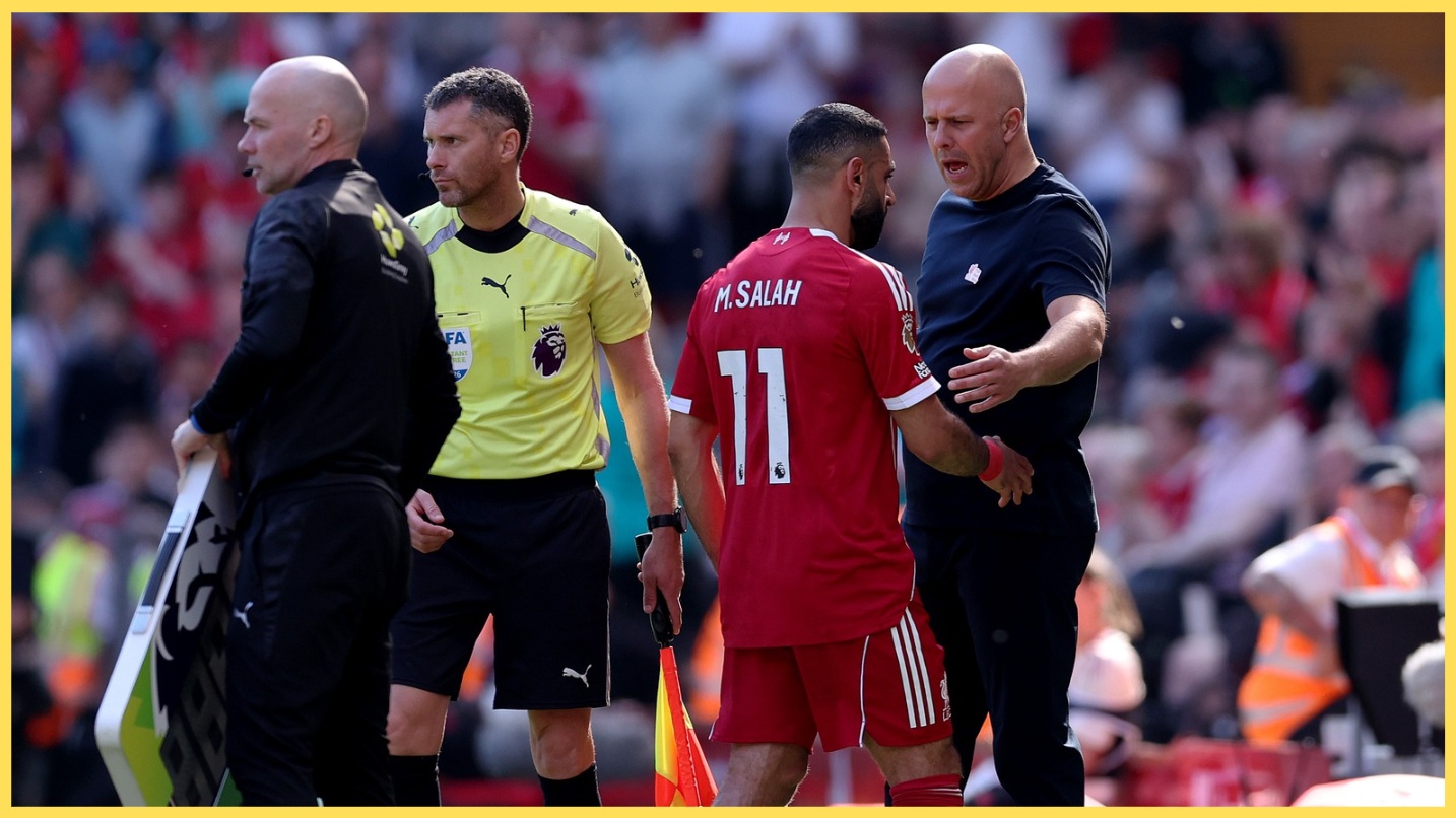 Arne Slot consoles Mo Salah after coming off injured against Crystal Palace