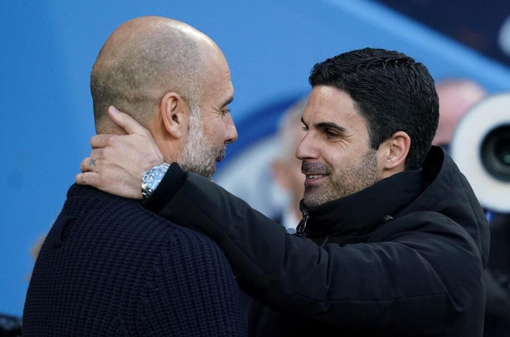 Le patron de Manchester City, Pep Guardiola, et l'entraîneur-chef d'Arsenal, Mikel Arteta, s'embrassent
