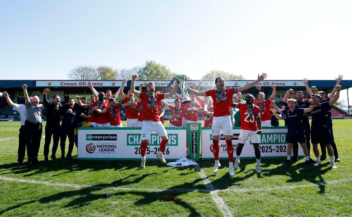 REGARDER: Les joueurs de York City font la fête jusque tard dans la nuit (et continuent ce matin) – toujours en kit complet