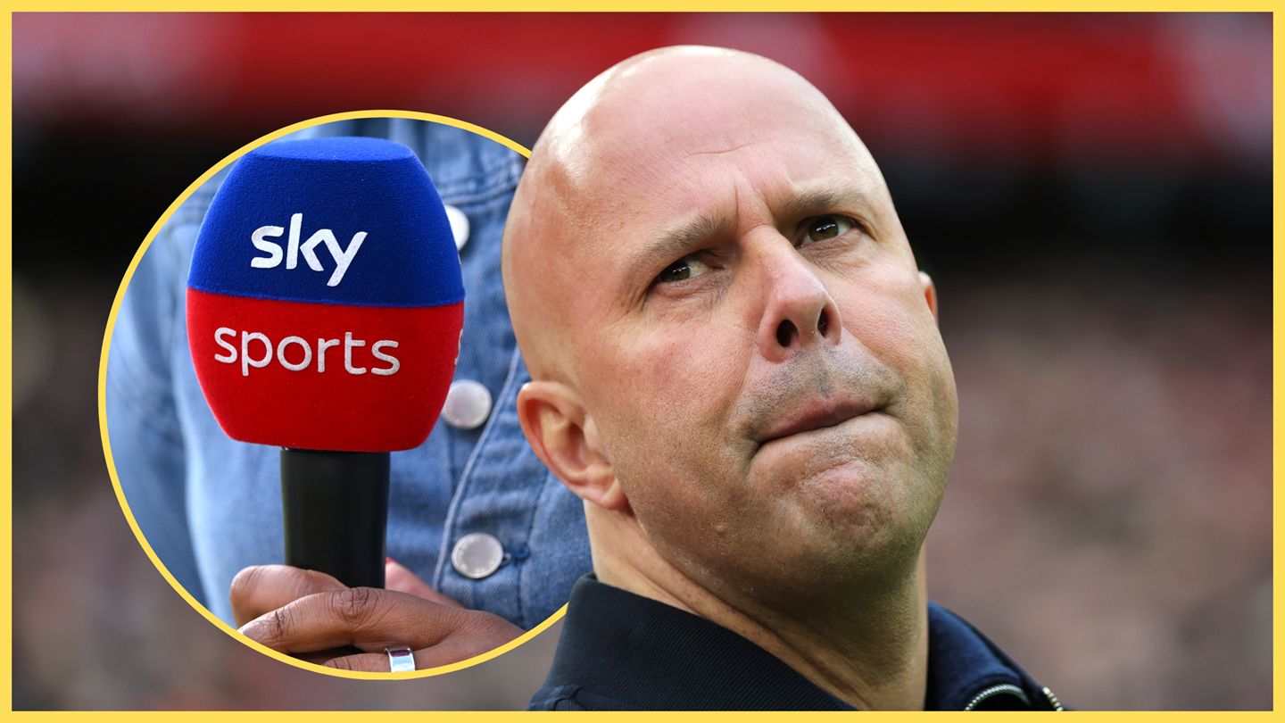 L'entraîneur-chef de Liverpool, Arne Slot, pince les lèvres à côté du microphone de Sky Sports.